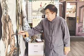 “想知道李莉的另一半吗？康辉简介大！”