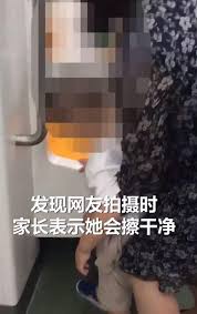 西安地铁惊现家长让男童车厢小便，将面临何种处罚？