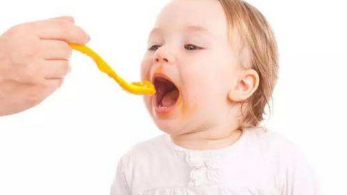 宝宝吃奶时的‘一心二用’:为何边吃边摸,背后的小秘密