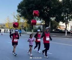 6岁女童随父跑完全马，父亲涉嫌违规参赛引热议